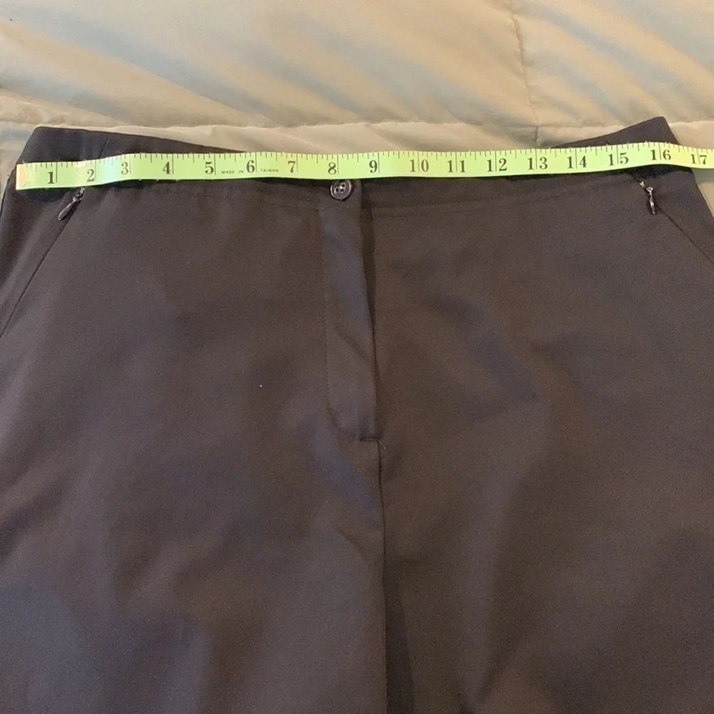 bolle Golf Womens Black Short Zip Front Size 12. Hidden Zip Front Zip Pockets.